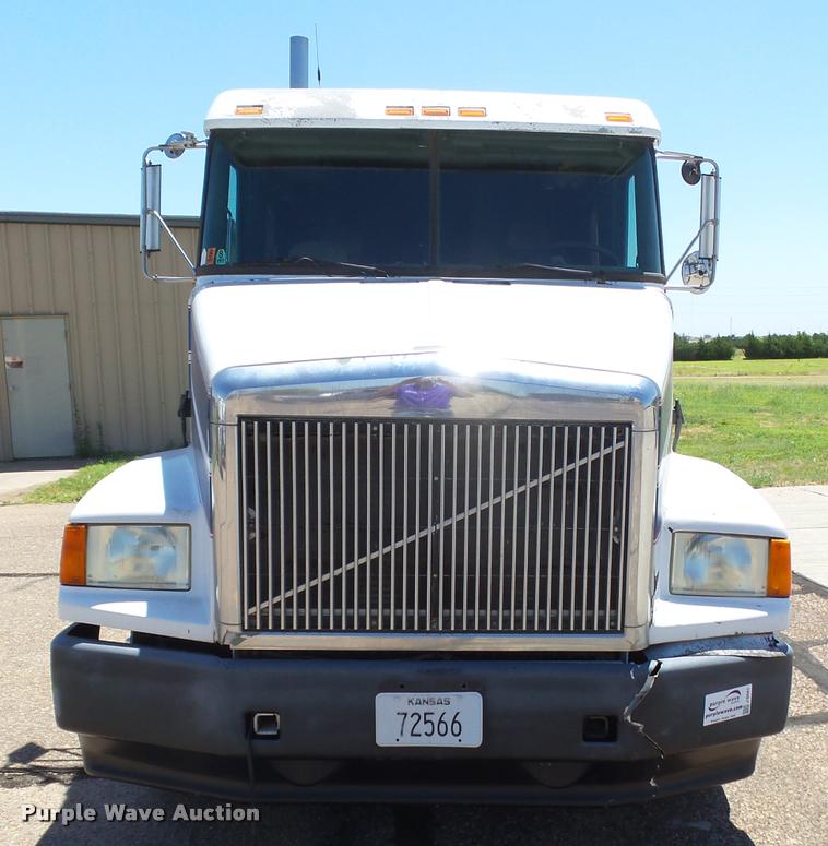 image for item J6041 1990 Volvo WIA semi truck