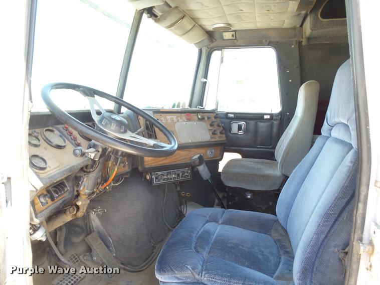 image for item J6041 1990 Volvo WIA semi truck