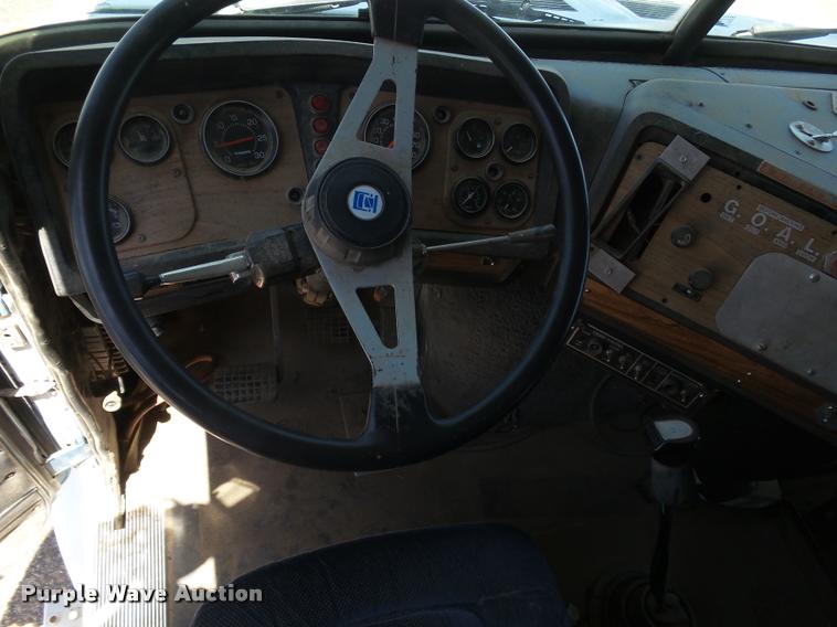 image for item J6041 1990 Volvo WIA semi truck