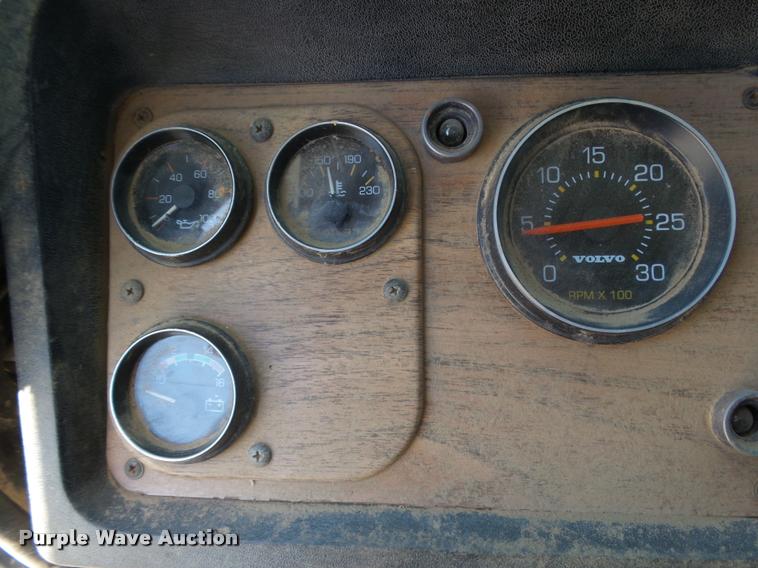 image for item J6041 1990 Volvo WIA semi truck