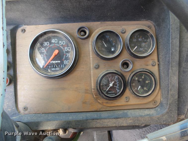 image for item J6041 1990 Volvo WIA semi truck