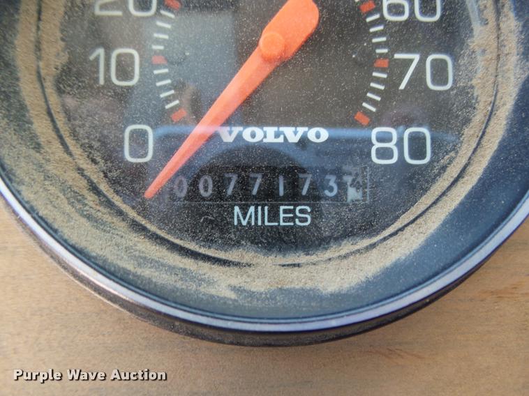 image for item J6041 1990 Volvo WIA semi truck