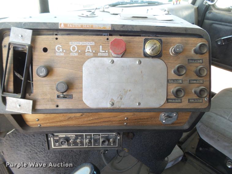 image for item J6041 1990 Volvo WIA semi truck