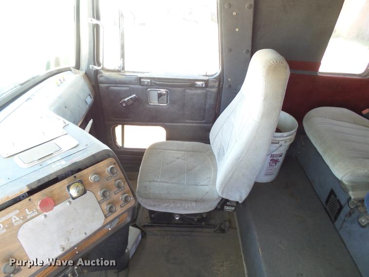 image for item J6041 1990 Volvo WIA semi truck