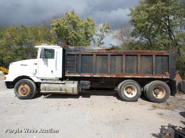 image for item J8715 1995 International 9200 dump truck