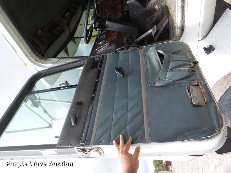 image for item J8715 1995 International 9200 dump truck