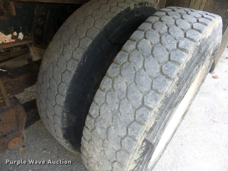 image for item J8716 1999 International 4900 dump truck