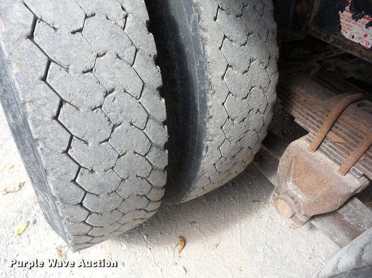 image for item J8716 1999 International 4900 dump truck