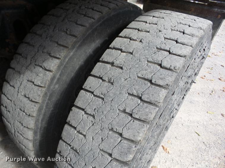 image for item J8716 1999 International 4900 dump truck