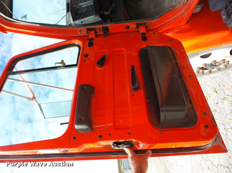 image for item J8716 1999 International 4900 dump truck