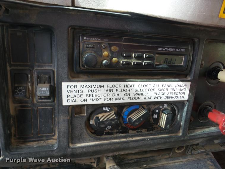 image for item J8716 1999 International 4900 dump truck