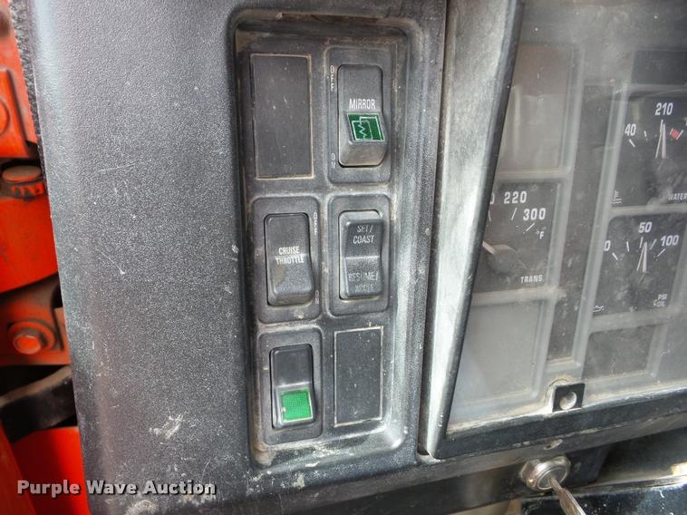 image for item J8716 1999 International 4900 dump truck