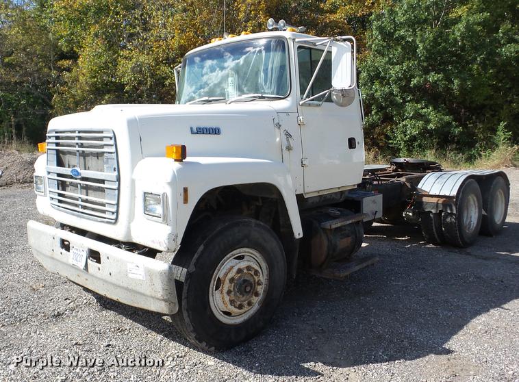 image for item J8717 1992 Ford L9000 semi truck