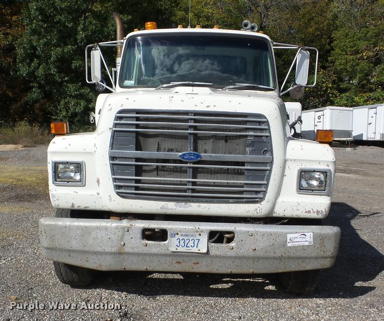 image for item J8717 1992 Ford L9000 semi truck