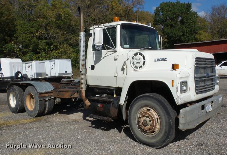 image for item J8717 1992 Ford L9000 semi truck