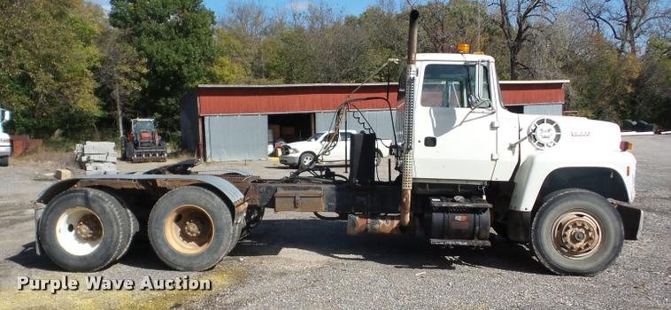 image for item J8717 1992 Ford L9000 semi truck