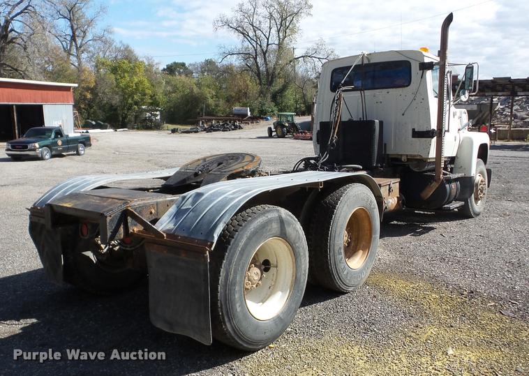 image for item J8717 1992 Ford L9000 semi truck