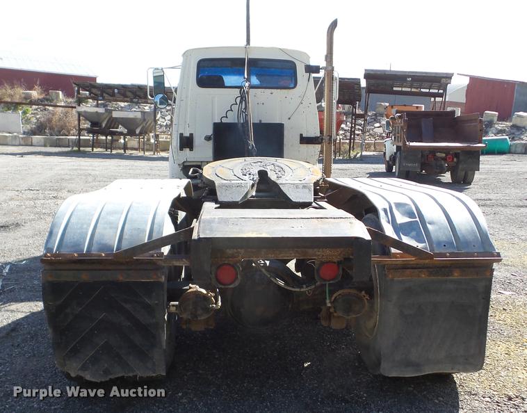 image for item J8717 1992 Ford L9000 semi truck