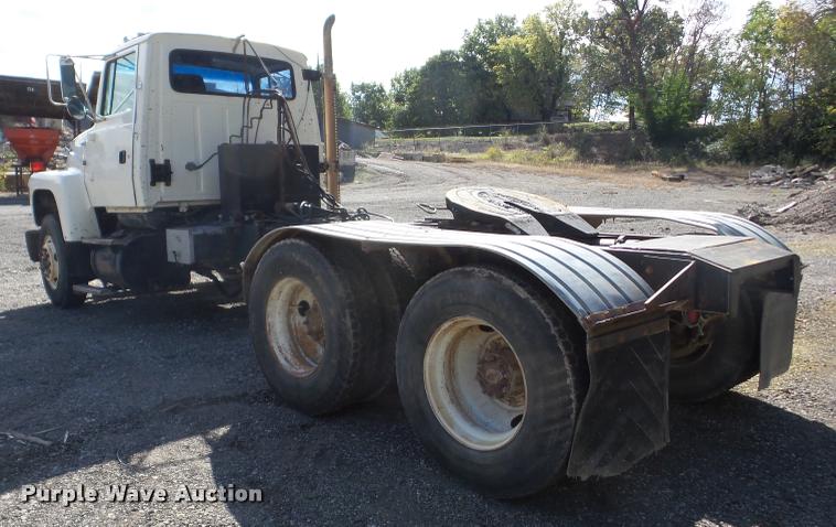 image for item J8717 1992 Ford L9000 semi truck