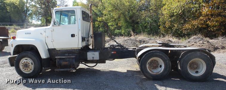 image for item J8717 1992 Ford L9000 semi truck