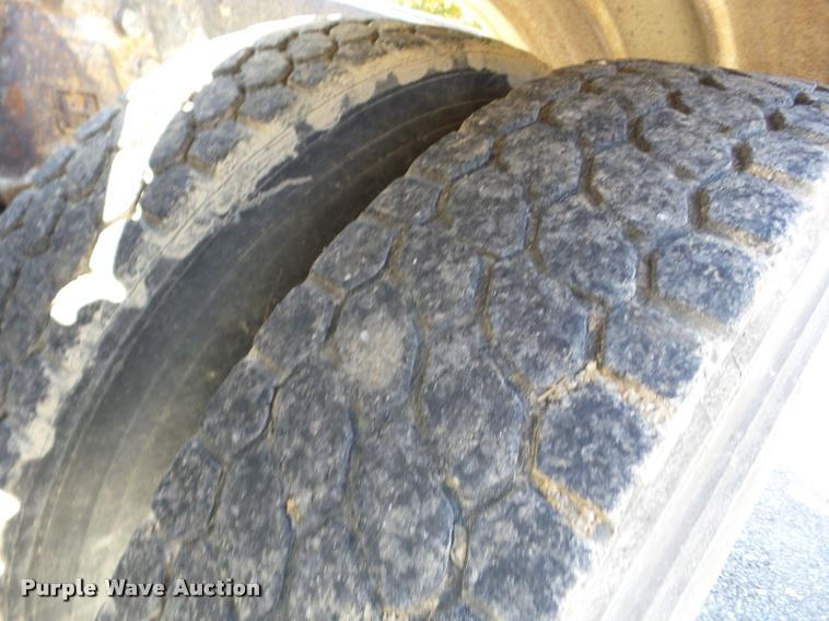 image for item J8717 1992 Ford L9000 semi truck