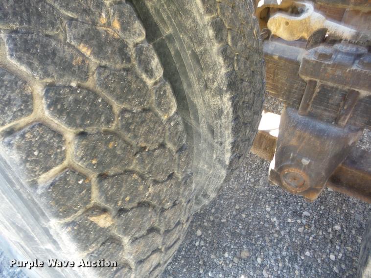 image for item J8717 1992 Ford L9000 semi truck