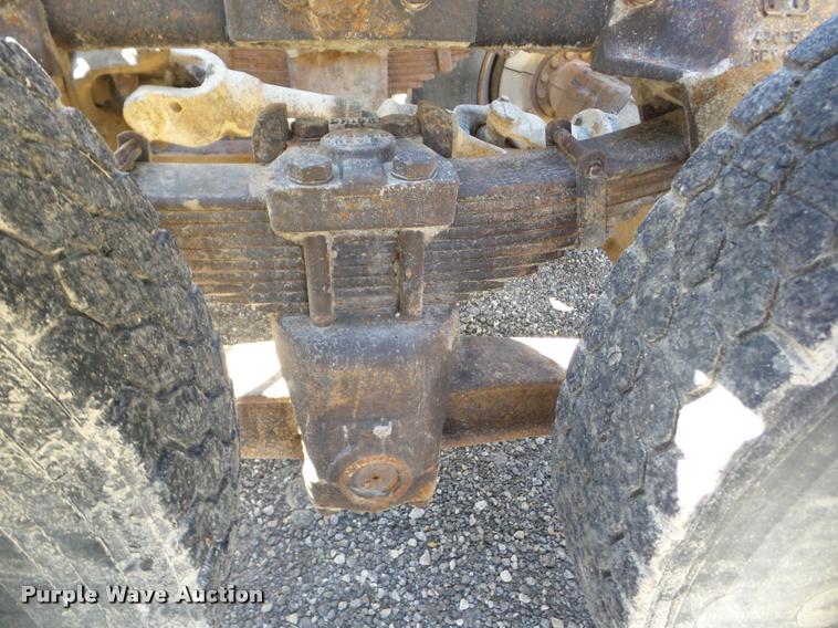 image for item J8717 1992 Ford L9000 semi truck