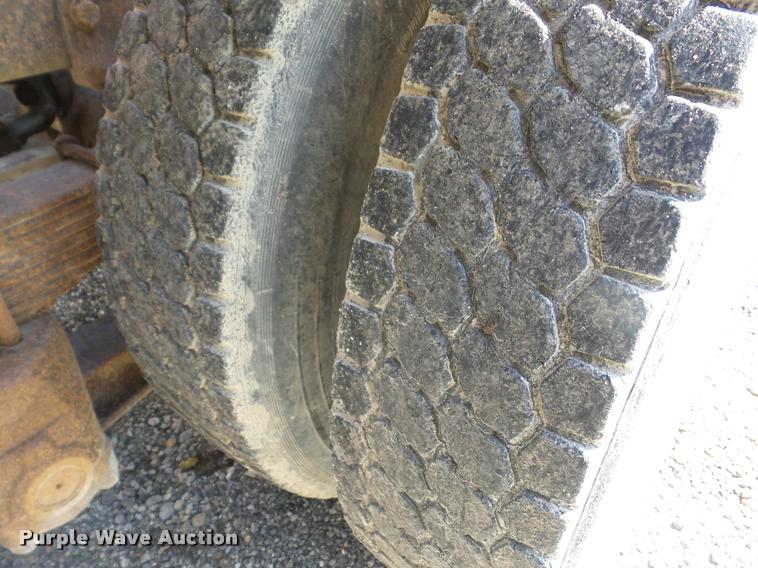 image for item J8717 1992 Ford L9000 semi truck