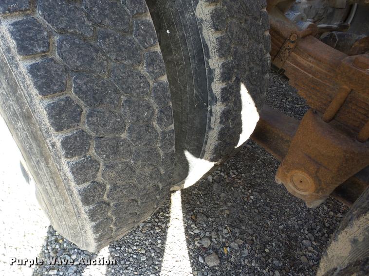 image for item J8717 1992 Ford L9000 semi truck