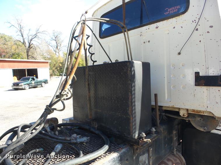 image for item J8717 1992 Ford L9000 semi truck