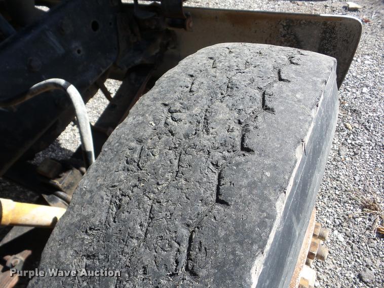 image for item J8717 1992 Ford L9000 semi truck