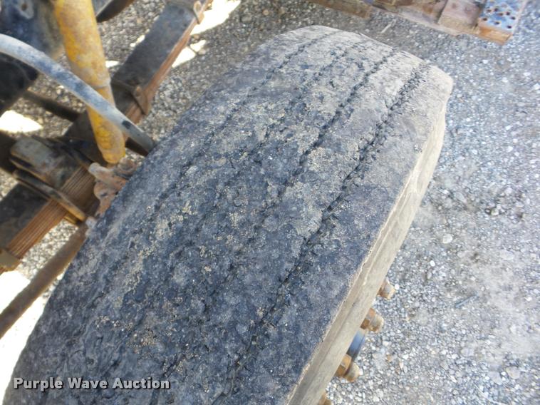 image for item J8717 1992 Ford L9000 semi truck