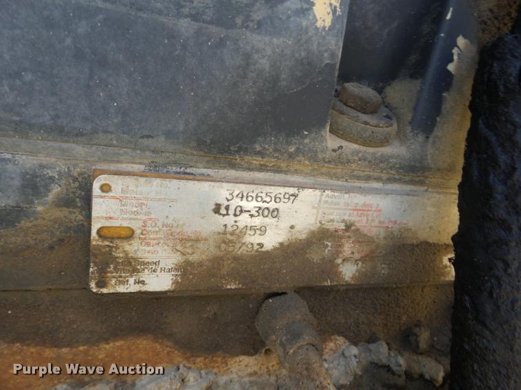 image for item J8717 1992 Ford L9000 semi truck