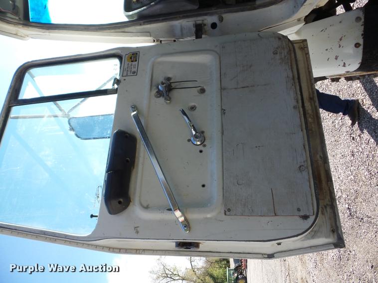 image for item J8717 1992 Ford L9000 semi truck