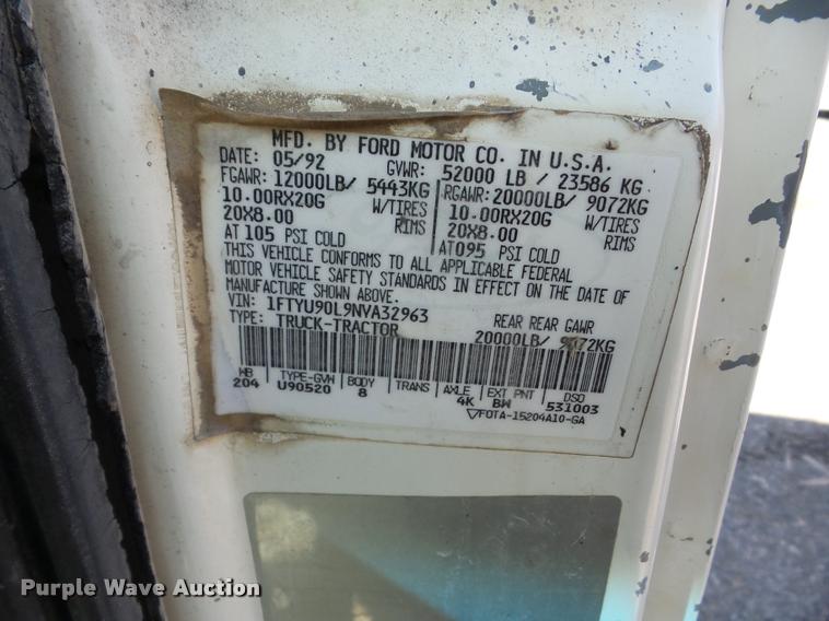 image for item J8717 1992 Ford L9000 semi truck