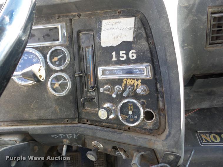 image for item J8717 1992 Ford L9000 semi truck