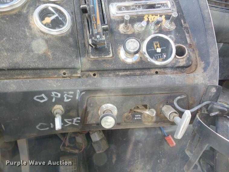 image for item J8717 1992 Ford L9000 semi truck