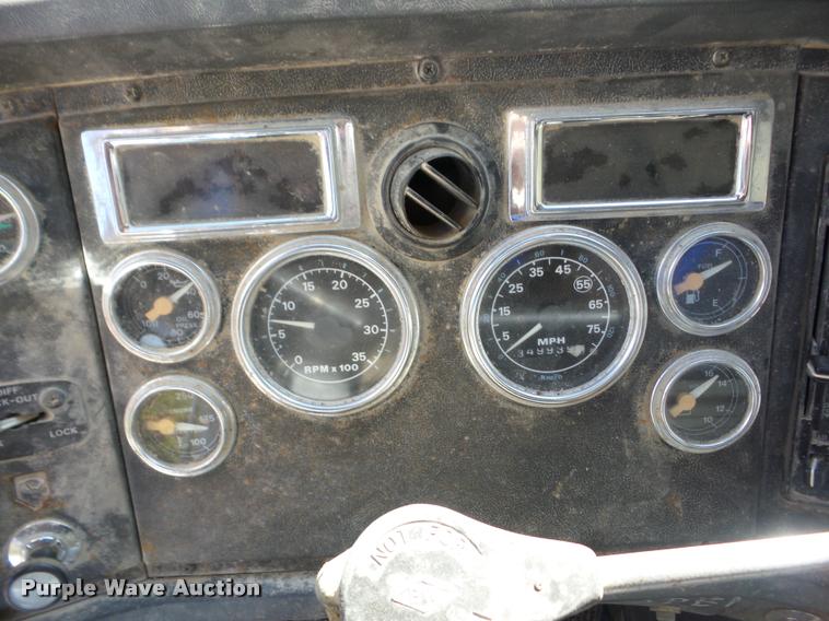 image for item J8717 1992 Ford L9000 semi truck