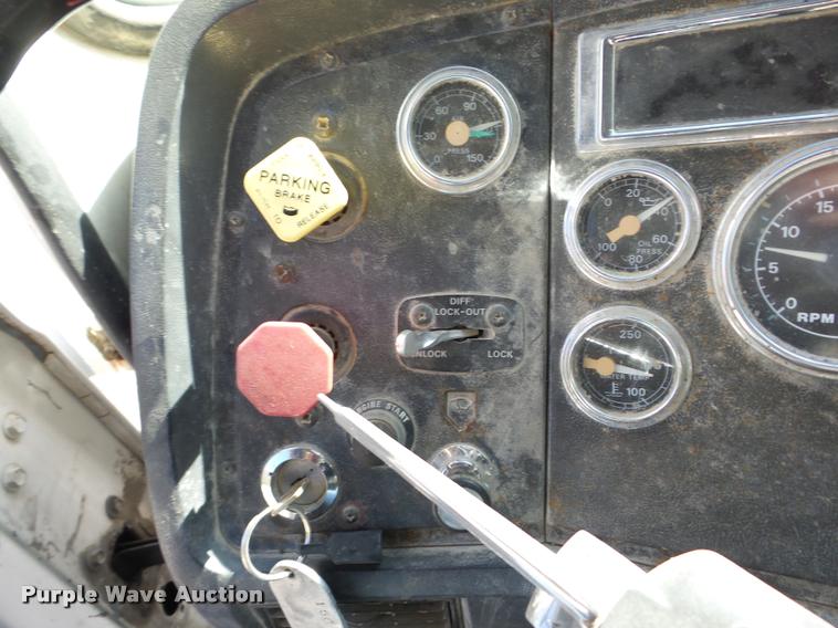 image for item J8717 1992 Ford L9000 semi truck