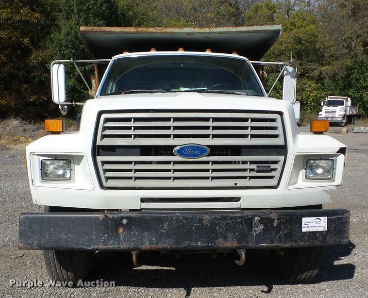 image for item J8718 1992 Ford F700 dump truck