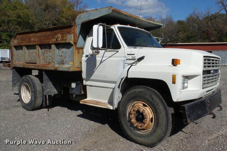 image for item J8718 1992 Ford F700 dump truck