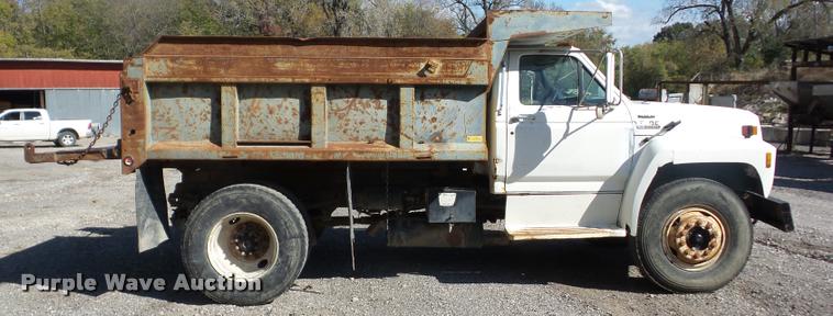 image for item J8718 1992 Ford F700 dump truck