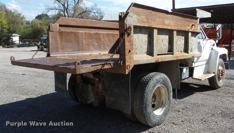 image for item J8718 1992 Ford F700 dump truck
