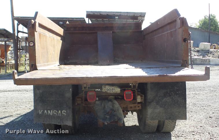 image for item J8718 1992 Ford F700 dump truck