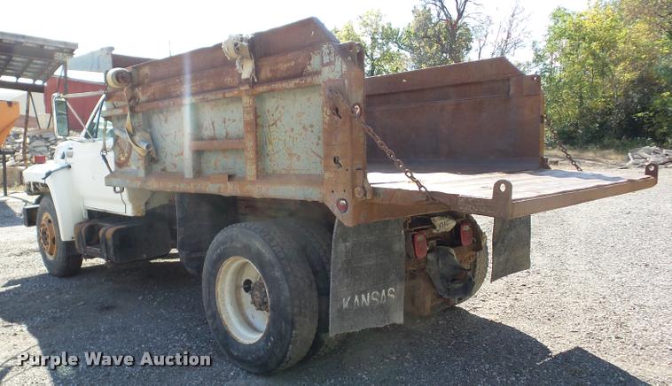 image for item J8718 1992 Ford F700 dump truck