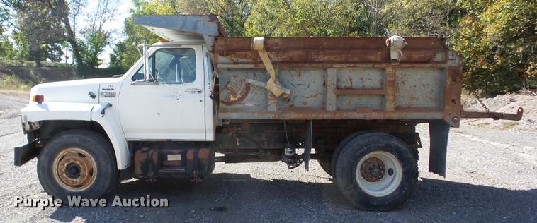 image for item J8718 1992 Ford F700 dump truck