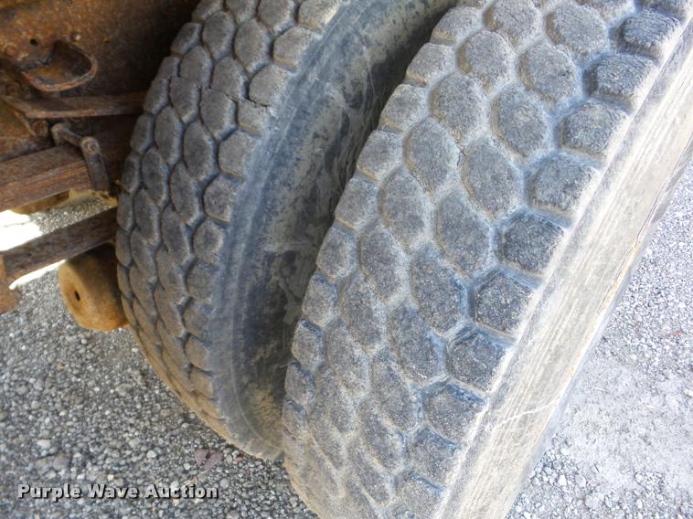 image for item J8718 1992 Ford F700 dump truck