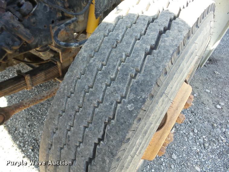 image for item J8718 1992 Ford F700 dump truck