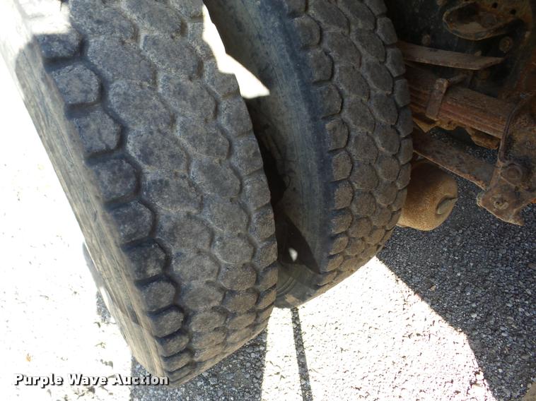 image for item J8718 1992 Ford F700 dump truck