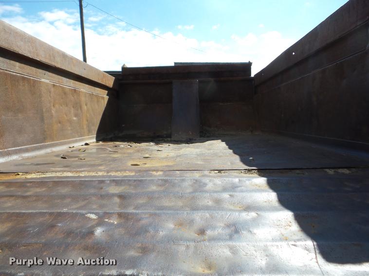 image for item J8718 1992 Ford F700 dump truck